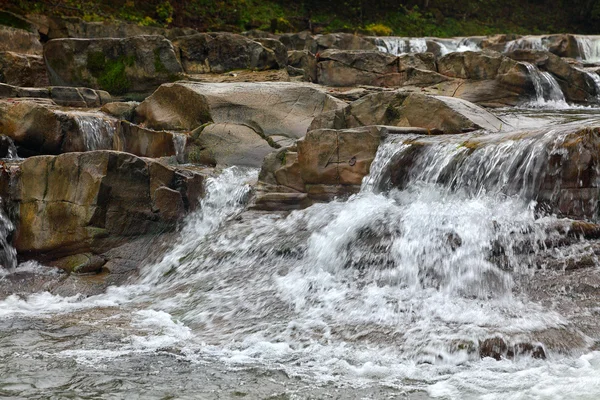 Fiume di montagna in autunno — Foto Stock