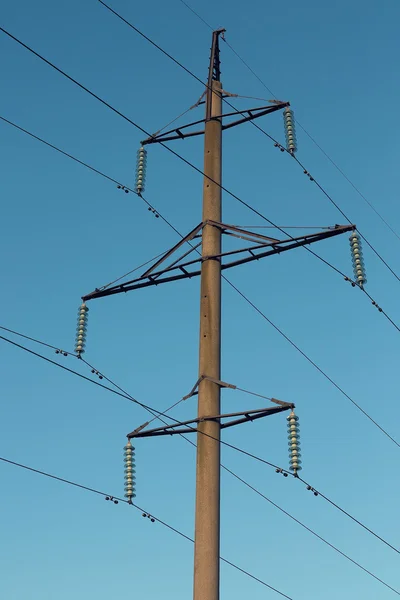 Stromleitung gegen strahlenden Himmel — Stockfoto