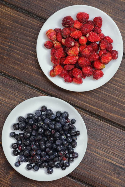 Blueberries and strawberries on a plate — Stock Photo, Image