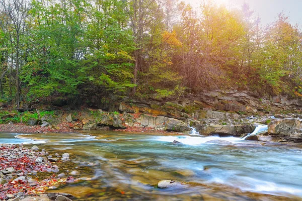 Górska rzeka jesienią — Zdjęcie stockowe