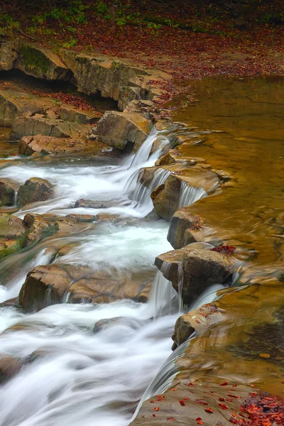 Rio da montanha no outono — Fotografia de Stock