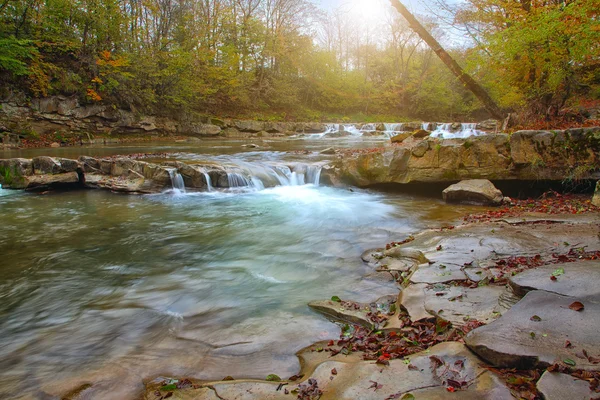 Rivière de montagne en automne — Photo