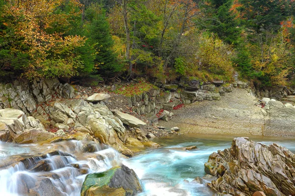 Ορμητικά σημεία ποταμού σε ένα βραχώδες βουνό ποτάμι το φθινόπωρο — Φωτογραφία Αρχείου