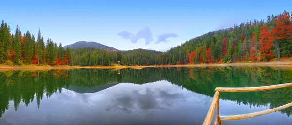 Pittoresco lago nella foresta autunnale — Foto Stock