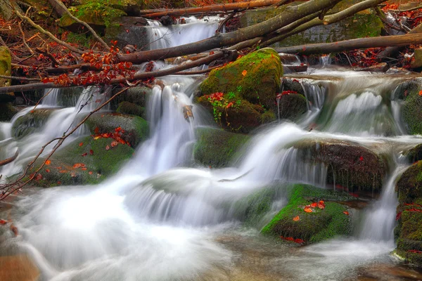 Berg rivier herfst tijde — Stockfoto