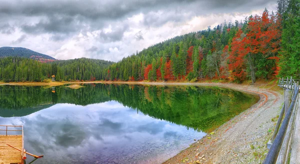 Pittoresco lago nella foresta autunnale — Foto Stock