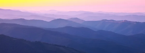 Berggipfel im Dunst des Sonnenuntergangs — Stockfoto