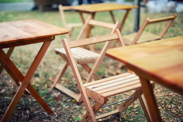 Tische und Stühle in der Nähe der Bar fn geringe Schärfentiefe — Stockfoto