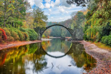 Kromlau Rhododendron Parkı 'ndaki muhteşem sonbahar manzarası. Rakotz Köprüsü (Rakotzbrucke, Şeytan Köprüsü) Konumu: Gablenz, Saksonya Eyaleti, Almanya, Avrupa