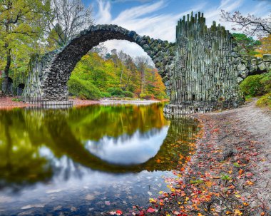 Kromlau Rhododendron Parkı 'ndaki muhteşem sonbahar manzarası. Rakotz Köprüsü (Rakotzbrucke, Şeytan Köprüsü) Konumu: Gablenz, Saksonya Eyaleti, Almanya, Avrupa