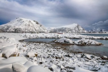 Lofoten Adaları 'nda karlı dağ zirveleri olan Valberg köyünün inanılmaz karlı kış manzarası. Konum: Valberg, Vestvagoy, Lofotens, Norveç, Avrupa.