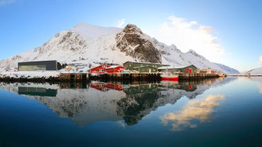 Ramberg köyü ve limanı üzerinde inanılmaz kış gündoğumu. Limanda demirli balıkçı gemileri var. Konum: Ramberg, Flakstadoya Adası, Lofoten; Norveç, Avrupa