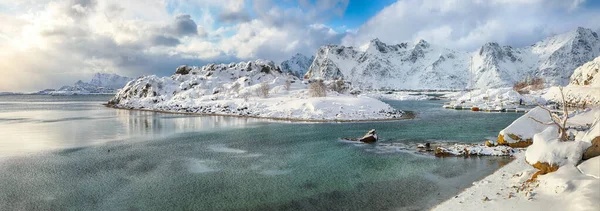 Küçük bir balıkçı köyünde çok kar ve Valberg yakınlarındaki karlı dağ zirveleriyle muhteşem bir kış manzarası. Konum: Valberg, Vestvagoy, Lofotens, Norveç