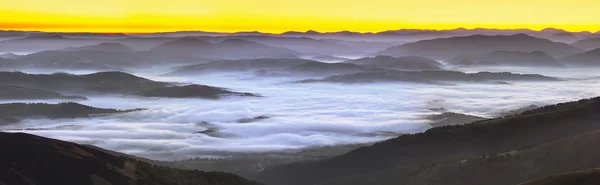 Туманный рассвет в горах — стоковое фото