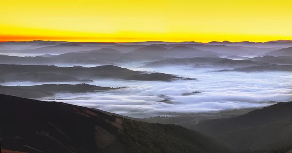 Foggy sunrise in the mountains — Stock Photo, Image