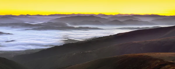 Туманный рассвет в горах — стоковое фото