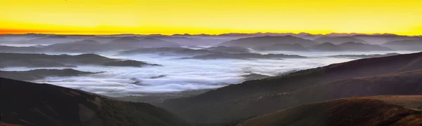 Amanecer brumoso en las montañas —  Fotos de Stock