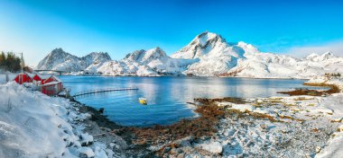 Sundstraumen Boğazı 'ndaki köy ve Moskenesoya ile Flakstadoya adalarını ayıran Kakern Köprüsü' nün muhteşem manzarası. Konum: Flakstadoya Adası, Lofoten; Norveç, Avrupa