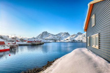 Sundstraumen Boğazı 'ndaki köy ve Moskenesoya ile Flakstadoya adalarını ayıran Kakern Köprüsü' nün muhteşem manzarası. Konum: Flakstadoya Adası, Lofoten; Norveç, Avrupa