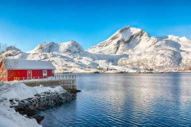 Moskenesoya ve Flakstadoya adalarını ayıran Sundstraumen boğazındaki balıkçı köyünün muhteşem kış manzarası. Konum: Flakstadoya Adası, Lofoten; Norveç, Avrupa
