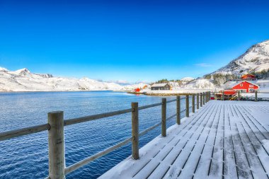 Moskenesoya ve Flakstadoya adalarını ayıran Sundstraumen boğazındaki balıkçı köyünün muhteşem kış manzarası. Konum: Flakstadoya Adası, Lofoten; Norveç, Avrupa