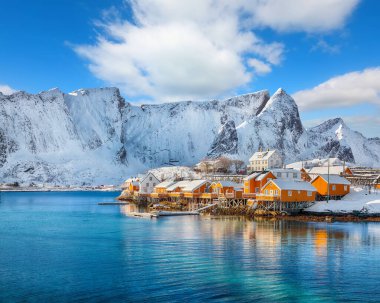 Arka planda Sakrisoy köyü ve karlı dağların muhteşem kış manzarası. Lofotens 'ta popüler bir turizm merkezi. Konum: Sakrisoy, Moskenesoya, Lofoten; Norveç, Avrupa