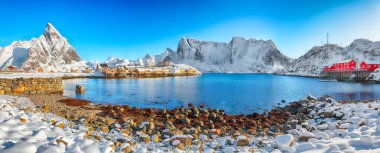 Arka planda Sakrisoy köyü ve karlı dağların muhteşem kış manzarası. Lofotens 'ta popüler bir turizm merkezi. Konum: Sakrisoy, Moskenesoya, Lofoten; Norveç, Avrupa