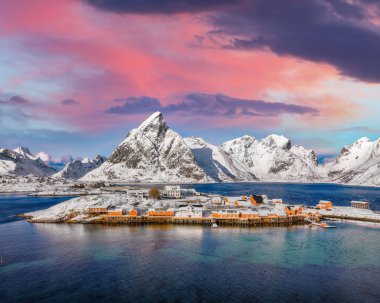 Arka planda Sakrisoy köyü ve karlı dağların inanılmaz manzarası var. Popüler turizm merkezi. Konum: Sakrisoy, Moskenesoya, Lofoten; Norveç, Avrupa