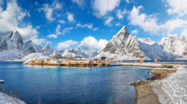 Arka planda Sakrisoy köyü ve karlı dağların olağanüstü manzarası. Popüler turizm merkezi. Konum: Sakrisoy, Moskenesoya, Lofoten; Norveç, Avrupa