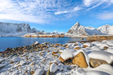 Arka planda Sakrisoy köyü ve karlı dağların olağanüstü manzarası. Popüler turizm merkezi. Konum: Sakrisoy, Moskenesoya, Lofoten; Norveç, Avrupa