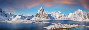 Arka planda Sakrisoy köyü ve karlı dağların inanılmaz manzarası var. Popüler turizm merkezi. Konum: Sakrisoy, Moskenesoya, Lofoten; Norveç, Avrupa