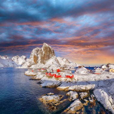 Arka planda Hamnoy Köyü ve Festhaeltinden Dağı 'nın kış manzarası. Popüler turizm merkezi. Konum: Hamnoy, Moskenesoya, Lofoten; Norveç, Avrupa