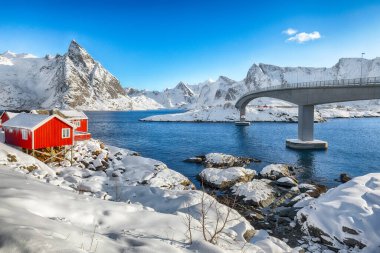 Hamnoy köyünde kış manzarası ve Olenilsoya adasına köprü. Lofotens 'ta popüler bir turizm merkezi. Konum: Hamnoy, Moskenesoya, Lofoten; Norveç, Avrupa