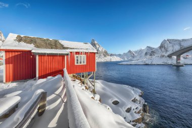 Hamnoy köyünde kış manzarası ve Olenilsoya adasına köprü. Lofotens 'ta popüler bir turizm merkezi. Konum: Hamnoy, Moskenesoya, Lofoten; Norveç, Avrupa