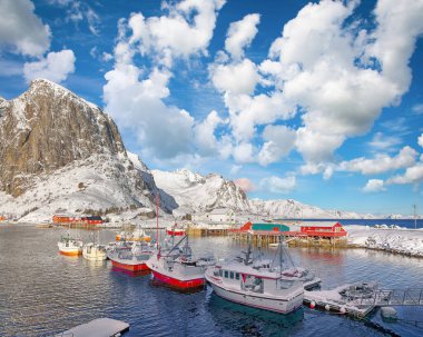 Hamnoy köyünde kış manzarası ve arka planda Festhaeltinden dağı. Konum: Hamnoy, Moskenesoya, Lofoten; Norveç, Avrupa