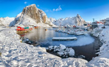 Hamnoy köyünde kış manzarası ve arka planda Festhaeltinden dağı. Konum: Hamnoy, Moskenesoya, Lofoten; Norveç, Avrupa