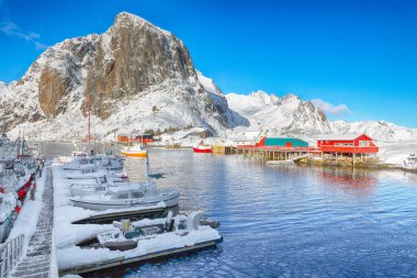 Hamnoy köyünde kış manzarası ve arka planda Festhaeltinden dağı. Konum: Hamnoy, Moskenesoya, Lofoten; Norveç, Avrupa