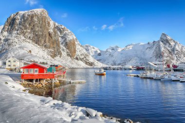Hamnoy köyünde kış manzarası ve arka planda Festhaeltinden dağı. Konum: Hamnoy, Moskenesoya, Lofoten; Norveç, Avrupa