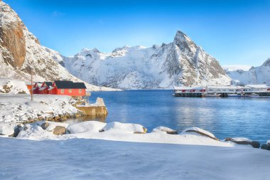 Hamnoy köyünde kış manzarası ve arka planda Olstinden zirvesi. Konum: Hamnoy, Moskenesoya, Lofoten; Norveç, Avrupa
