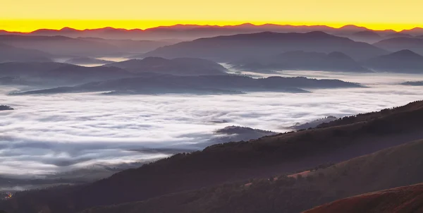 Amanecer brumoso en las montañas — Foto de Stock