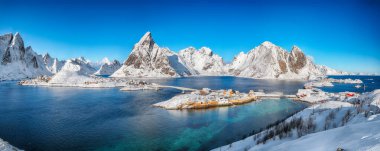 Olenilsoya adasından görünen Hamnoy ve Sakrisoy köylerinin ve köprülerinin muhteşem panoramik manzarası. Konum: Olenilsoya Adası, Lofoten; Norveç, Avrupa