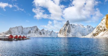 Hamnoy köyü ve Olstinden tepesi kış manzaralı. Konum: Hamnoy, Moskenesoya, Lofoten; Norveç, Avrupa