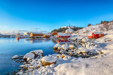 Moskenes köyünün feribot limanı ve ünlü Moskenes kilisesi ile muhteşem kış manzarası. Popüler seyahat yeri. Konum: Sorvagen, Moskenes, Lofoten; Norveç, Avrupa