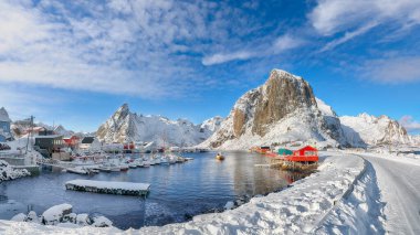 Limanı ve Festhaeltinden dağıyla Hamnoy köyünün muhteşem kış manzarası. Konum: Hamnoy, Moskenesoya, Lofoten; Norveç, Avrupa