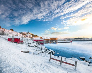 Moskenes köyünün feribot limanı ve ünlü Moskenes kilisesi ile muhteşem kış manzarası. Popüler seyahat yeri. Konum: Sorvagen, Moskenes, Lofoten; Norveç, Avrupa