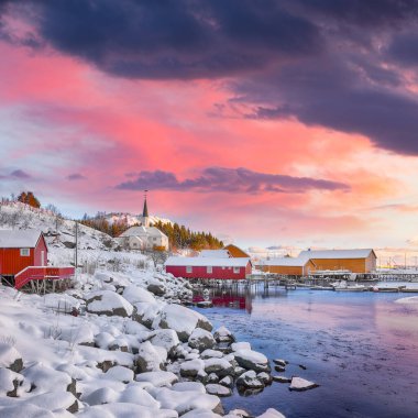 Moskenes köyünün feribot limanı ve ünlü Moskenes kilisesi ile muhteşem kış manzarası. Popüler seyahat yeri. Konum: Sorvagen, Moskenes, Lofoten; Norveç, Avrupa