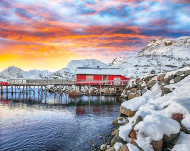 Moskenes köyünün feribot limanıyla muhteşem kış manzarası. Popüler seyahat yeri. Konum: Sorvagen, Moskenes, Lofoten; Norveç, Avrupa