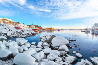 Moskenes köyünün feribot limanı ve ünlü Moskenes kilisesi ile muhteşem kış manzarası. Popüler seyahat yeri. Konum: Sorvagen, Moskenes, Lofoten; Norveç, Avrupa