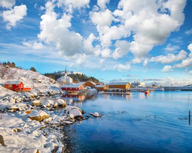 Moskenes köyünün feribot limanı ve ünlü Moskenes kilisesi ile muhteşem kış manzarası. Popüler seyahat yeri. Konum: Sorvagen, Moskenes, Lofoten; Norveç, Avrupa