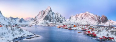 Reine kasabasının olağanüstü manzarası. Reinefjorden sahilinde kırmızı ajanlar var. Lofotens 'ta popüler bir seyahat yeri. Konum: Reine, Lofoten; Norveç, Avrupa